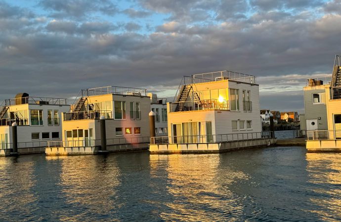 Schwimmendes Ferienhaus mit Dachterrasse und Steg