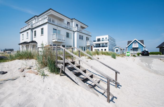Weiße Strandvilla direkt am Wasser
