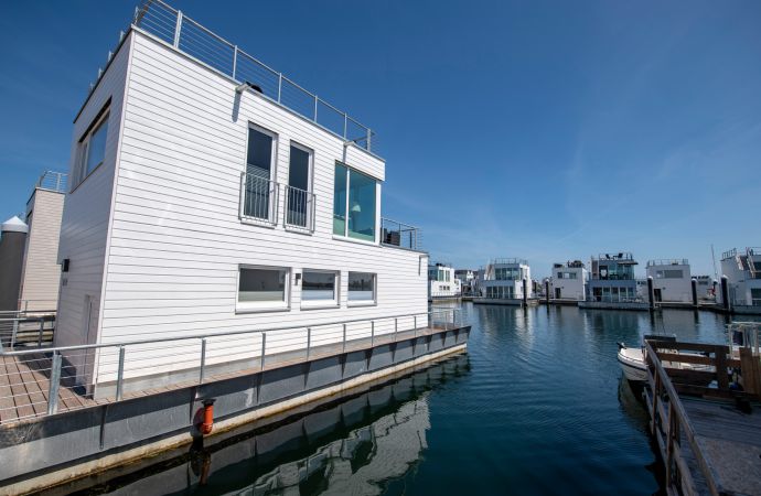 Wasserhaus mit eigenem Steg und Dachterrasse